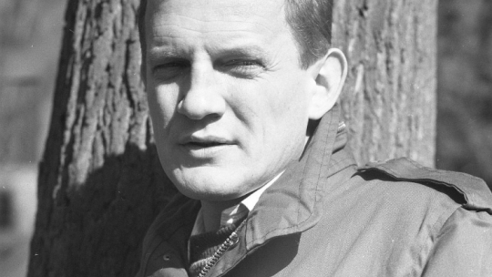 Bronisław Cieślak, odtwórca roli porucznika Milicji Obywatelskiej Sławomira Borewicza, podczas realizacji serialu „07 zgłoś się”. 1981 r. Fot. PAP/CAF/W. Rozmysłowicz