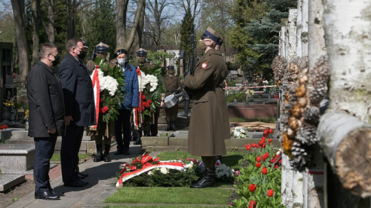 Szef Urzędu do Spraw Kombatantów i Osób Represjonowanych Jan Józef Kasprzyk (2L) i dyrektor Gabinetu Szefa UdSKiOR Wojciech Lesiak (L) podczas uroczystości złożenia kwiatów na mogile phm. Jana Bytnara ps. Rudy na Powązkach Wojskowych w Warszawie. 06.05.2021. Fot. PAP/M. Marek