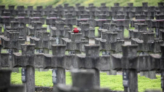 Cmentarz w Palmirach. 2020 r. Fot. PAP/L. Szymański