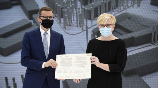 Premier Mateusz Morawiecki oraz premier Republiki Litewskiej Ingrida Simonyte podczas uroczystości podpisania aktu erekcyjnego dotyczącego rozbudowy Domu Kultury Polskiej oraz nowej siedziby TVP Wilno. Fot. PAP/V. Doveiko