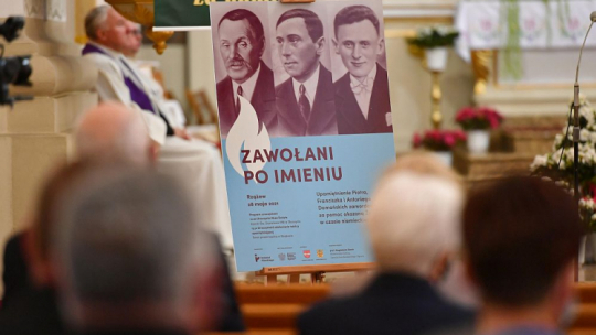 Msza święta w kościele św. Stanisława MB w Zbuczynie. Instytut Pileckiego w ramach projektu „Zawołani po imieniu” uhonorował mieszkańców Rzążewa – Piotra, Franciszka i Antoniego Domańskich. Fot. PAP/W. Jargiło