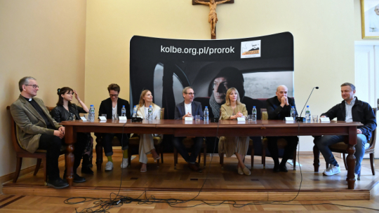 Reżyser Michał Kondrat (P) oraz aktorzy: Sławomir Grzymkowski (2P), Małgorzata Buczkowska (3P), Katarzyna Zawadzka (4L), Michał Meyer (3L), Karolina Bruchnicka (2L), Tomasz Sapryk (4P) i ks. Grzegorz Michalczyk (L) podczas konferencji prasowej na temat filmu Michała Kondrata o kardynale Stefanie Wyszyńskim pt. "Prorok" w siedzibie Kurii Metropolitalnej w Warszawie. Fot. PAP/P. Nowak