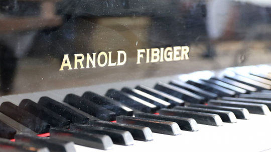 Fortepian koncertowy z lat 30. XX wieku pochodzący z fabryki Arnolda Fibigera. Źródło: UM Kalisza