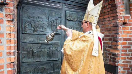 Prymas Polski abp Wojciech Polak podczas uroczystej mszy świętej w kościele pw. św. Mikołaja w Inowrocławiu. 01.05.2021. Fot. PAP/T. Żmijewski