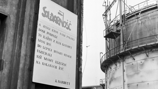Ulotka z fragmentem Hymnu Solidarności, autorstwa Jerzego Narbutta, na terenie Huty im. Lenina. Kraków, 03.1981. Fot. PAP/S. Gawliński
