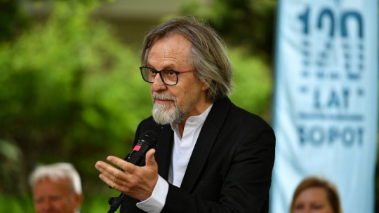 Kompozytor Jan A.P. Kaczmarek podczas konferencji prasowej poświęconej obchodom 120-lecia Sopotu. Fot. PAP/A. Warżawa