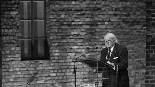 Roman Kent podczas uroczystości 70. rocznicy wyzwolenia Auschwitz-Birkenau na terenie b. nazistowskiego niemieckiego obozu koncentracyjnego i zagłady. Fot. PAP/J. Bednarczyk