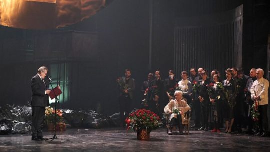 Wicepremier, minister kultury, dziedzictwa narodowego i sportu Piotr Gliński (L) i aktorka Halina Łabonarska (C-P) podczas premiery spektaklu „Król Lear” w Teatrze Dramatycznym m.st. Warszawy. Fot. PAP/M. Marek