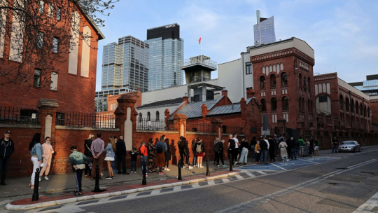 Kolejka do Muzeum Powstania Warszawskiego podczas Nocy Muzeów. 15.05.2021. Fot. PAP/A. Zawada