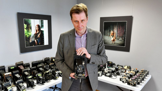 Dyrektor Muzeum im. Przypkowskich w Jędrzejowie Jan Przypkowski podczas prezentacji kolekcji zabytkowych aparatów. Fot. PAP/P. Polak