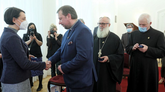 Wiceminister kultury, generalny konserwator zabytków prof. Magdalena Gawin (L), proboszcz parafii pw. św. Jana Apostoła i Ewangelisty w Knyszynie ks. Andrzej Sadowski (P), proboszcz prawosławnej parafii św. Ap. Jana Teologa w Mostowlanach ks. prot Sławomir Jakimiuk (2P) i proboszcz parafii pw. Ofiarowania NMP w Różanystoku selezjanin ks. Adam Wtulich (4L) podczas uroczystości wręczenia odznak „Za opiekę nad zabytkami”. Fot. PAP/A. Reszko