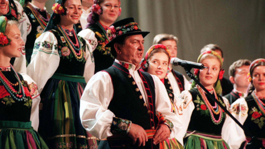 Stanisław Jopek podczas występu z  Zespołem Pieśni i Tańca „Mazowsze”. Fot. PAP/J. Turczyk