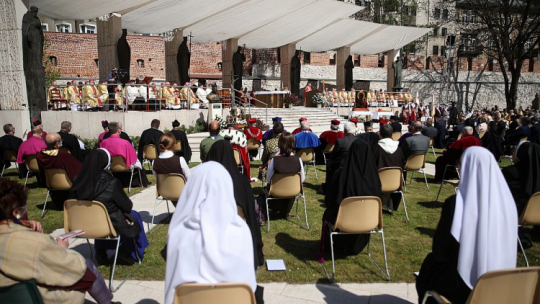 Uroczystości odpustowe św. Stanisława, głównego patrona Polski, z udziałem władz Episkopatu Polski, przy Ołtarzu Trzech Tysiącleci na Skałce w Bazylice św. Michała Archanioła i św. Stanisława Biskupa i Męczennika w Krakowie. 09.05.2021. Fot. PAP/Ł. Gągulski