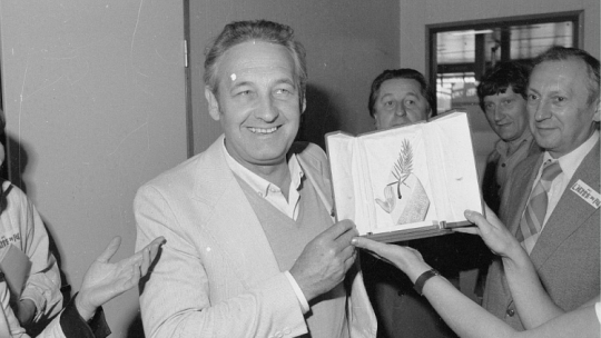 Gorące powitanie Andrzeja Wajdy na warszawskim lotnisku Okęcie, który powrócił z Cannes ze Złotą Palmą dla „Człowieka z żelaza”. Warszawa, 28.05.1981. Fot. PAP/CAF/M. Langda