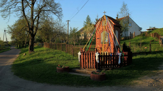 Kapliczka przydrożna. Rasząg, woj. warmińsko-mazurskie. Fot. PAP/T. Waszczuk