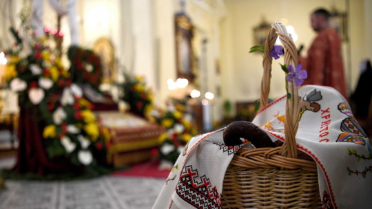 Koszyk ze święconką podczas porannej liturgii w greckokatolickim soborze archikatedralnym w Przemyślu. 02.05.2021. Fot. PAP/D. Delmanowicz
