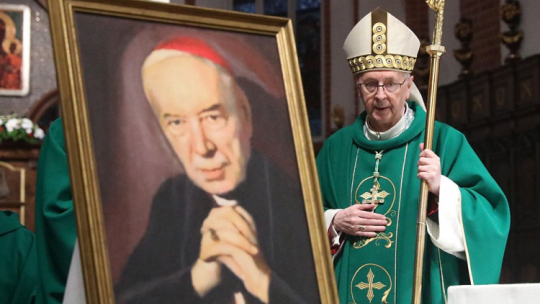 Abp Stanisław Gądecki (P) przewodniczy mszy świętej w Archikatedrze Warszawskiej. Warszawa, 28.05.2021. Fot. PAP/T. Gzell