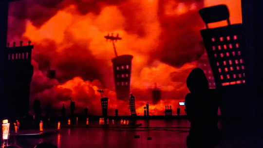 Fragment spektaklu Karli Kracht i Andrésa Beladieza pt. „2062”. Źródło: www.facebook.com/teatrlomza