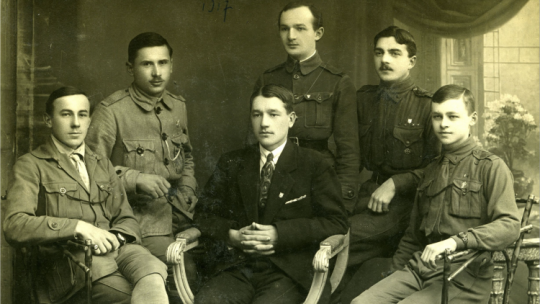 Witold Pilecki – pierwszy z prawej – jako członek drużyny harcerskiej w 1917. Źródło: Wikipedia Commons