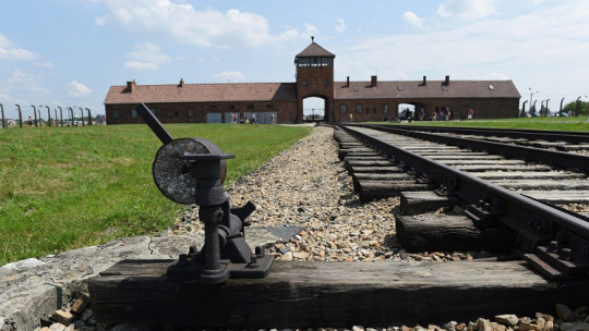 B. niemiecki nazistowski obóz koncentracyjny i zagłady Auschwitz II-Birkenau. Fot. PAP/J. Bednarczyk