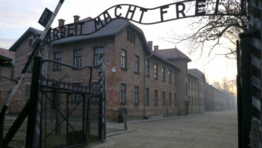 Brama byłego obozu Auschwitz II-Birkenau w Oświęcimiu. Fot. PAP/A. Grygiel