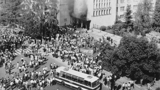 Radomski Czerwiec 1976: tłum zebrany przed budynkiem Komitetu Wojewódzkiego. Fot. PAP/CAF/Reprodukcja