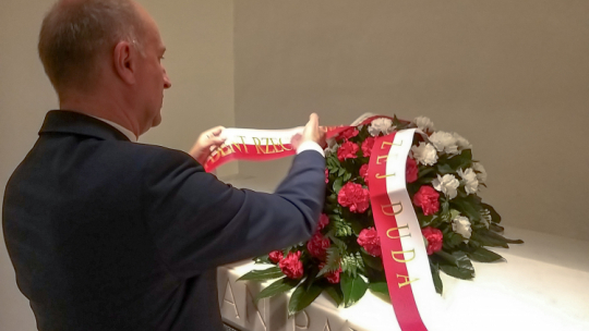 Minister Wojciech Kolarski składa wieniec od Prezydenta RP na grobie Ignacego Jana Paderewskiego. Źródło: Prezydent.pl