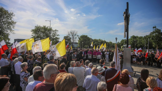 Uroczystość odsłonięcia i poświęcenia pomnika upamiętniającego wizytę papieża św. Jana Pawła II w Płocku. Fot. PAP/S. Łabiński