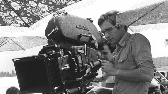 Krzysztof Kieślowski na planie filmu „Nasz człowiek”. 1975 r. Fot. PAP/CAF/W. Rozmysłowicz