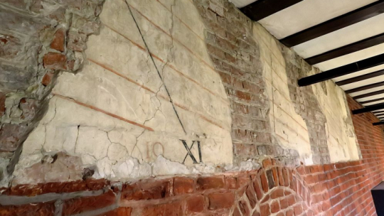 Fragment tablicy astronomicznej na ścianie krużganka Zamku Kapituły Warmińskiej w Olsztynie. Fot. PAP/T. Waszczuk