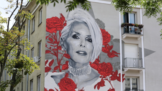 Mural z wizerunkiem wokalistki Kory Sipowicz na budynku w dzielnicy Bielany, przy ulicy Żeromskiego 44/50. Fot. PAP/T. Gzell