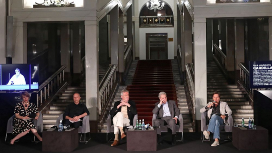 Dyrektor Teatru Wielkiego - Opery Narodowej Waldemar Dąbrowski (C), dyrektor muzyczny Patrick Fournillier (2P), dyrektor artystyczny Mariusz Treliński (P), kierownik działu literackiego i marketingu Agnieszka Wolak (L) i dyrektor Polskiego Baletu Narodowego w Teatrze Wielkim – Operze Narodowej Krzysztof Pastor (2L). Fot. PAP/T. Gzell