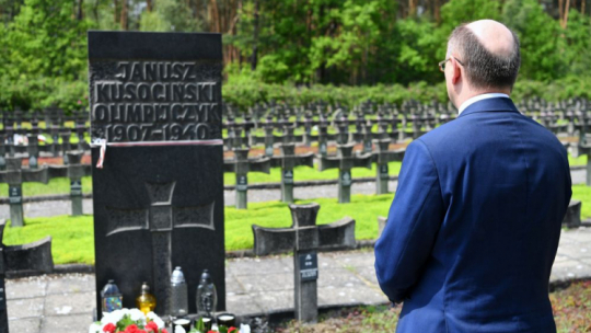 Palmiry, 21.06.2020. Zastępca prezesa IPN Mateusz Szpytma przy grobie Janusza Kusocińskiego w Palmirach pod Warszawą. Mateusz Szpytma oddał cześć Polakom zamordowanym przez Niemców w Palmirach w ramach akcji AB, w 80. rocznicę zbrodni na Macieju Rataju i Mieczysławie Niedziałkowskim. Fot. PAP/P. Nowak