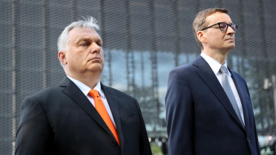 Katowice, 30.06.2021. Premier RP Mateusz Morawiecki (P) i premier Węgier Viktor Orban (L) składają kwiaty przed pomnikiem Henryka Sławika i Józsefa Antalla. W dniu dzisiejszym odbywa się Szczyt Szefów Rządów Państw Grupy Wyszehradzkiej. Fot. PAP/Ł. Gągulski