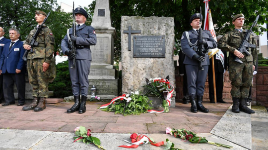 Uroczystość złożenia kwiatów przed pomnikiem Radomskiego Czerwca'76. Radom, 25.06.2021. Fot. PAP/P. Polak