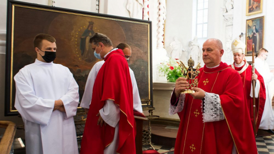 Ksiądz prałat Wojciech Górlicki (2P) i arcybiskup Gintaras Grusas (P) przed mszą świętą w kościele pw. Św. Apostołów Piotra i Pawła w Wilnie. 27.06.2021. Fot. PAP/V. Doveiko