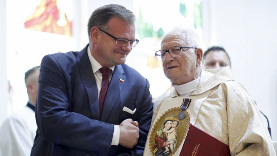 Szef Urzędu do Spraw Kombatantów i Osób Represjonowanych Jan Józef Kasprzyk (L) i ks. Stanisław Rospondek. Częstochowa, 27.06.2021. Fot. PAP/W. Deska