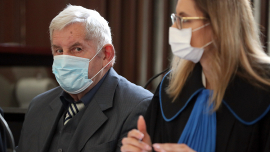 Nowy Sącz, 15.06.2021. Syn żołnierza wyklętego Józefa Kurasia Zbigniew Kuraś (L) oraz radca prawny Anna Bufnal (P) podczas rozprawy w Sądzie Okręgowym w Nowym Sączu. Fot. PAP/G. Momot
