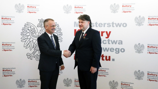 Jarosław Sellin (L) i Janusz Jarosławski (P) podczas uroczystości wręczenia Brązowego Medalu „Zasłużony Kulturze Gloria Artis”. Źródło: www.gov.pl