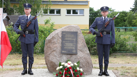 Uroczystość odsłonięcia tablicy ku czci Piotra Kościeleckiego w ramach programu "Zawołani po imieniu" Piotr Kościelecki został zamordowany przez Niemców za pomoc okazaną Żydom podczas okupacji. Fot. PAP/M. Onufryjuk