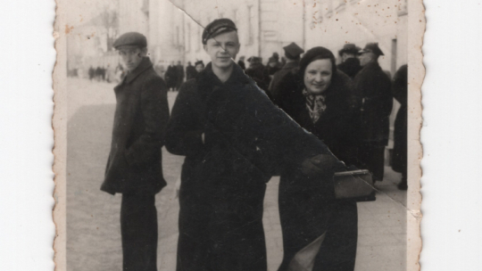 Tadeusz Jasiński z mamą. Źródło: www.facebook.com/muzeumpamiecisybiru