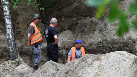 Łódź, 30.06.2021. Zastępca Prezesa IPN Krzysztof Szwagrzyk (C) na miejscu rozpoczęcia prac poszukiwawczych IPN, mogił ofiar zbrodni niemieckich i komunistycznych na terenie dawnego poligonu na Brusie. Fot. PAP/G. Michałowski