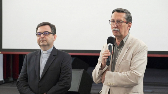 Proboszcz parafii ks. Piotr Waleńdzik (L) i dyrektor Instytutu Dziedzictwa Myśli Narodowej im. R. Dmowskiego i I.J. Paderewskiego prof. Jan Żaryn (P) podczas spotkania „Azyl u Wszystkich Świętych” w kościele Wszystkich Świętych w Warszawie. Fot. PAP/M. Marek