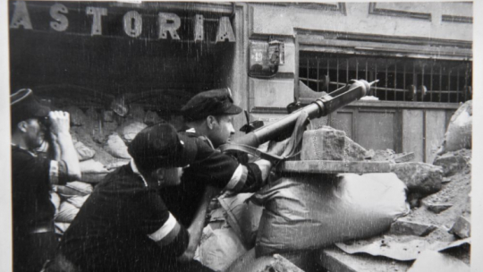 Fotografia z archiwum Henryka Śmigacza z okresu Powstania Warszawskiego zaprezentowane w IPN w Warszawie. Fot. PAP/R. Pietruszka