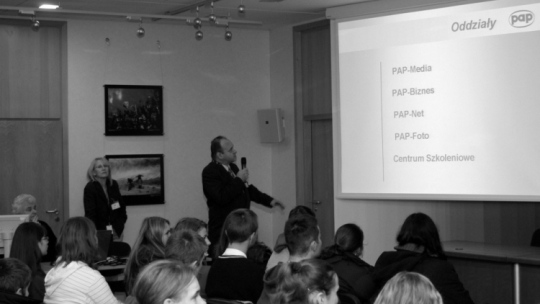 Warszawa, 27.11.2004 r. Dziennikarz Polskiej Agencji Prasowej Lesław Sajdak opowiada zwiedzającym jak wygląda praca agencji, 27 bm. w Centrum Prasowym PAP w Warszawie, gdzie rozpoczął się Dzień Otwarty. Do nowej siedziby PAP mogą przyjść wszyscy zainteresowani pracą agencji prasowej. Będą w grupach zwiedzać instytucję, która pełni kluczową rolą na polskim rynku mediów. Fot. PAP/Sz. Pulcyn
