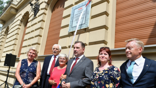 Łódź, 15.07.2021. Przewodniczący NSZZ „Solidarność” Piotr Duda (C), przewodniczący zarządu regionu Ziemia Łódzka NSZZ „Solidarność” Waldemar Krenc (P) oraz jeden z założycieli łodzkiej „Solidarności” Andrzej Słowik (2L) uczestniczą w Łodzi, 15 bm. w uroczystym odsłonięciu tablicy upamiętniającej 40. rocznicę „Marszu Głodowego” na ścianie siedziby Centrum Dydaktyczno-Konferencyjnego. Fot. PAP/G. Michałowski