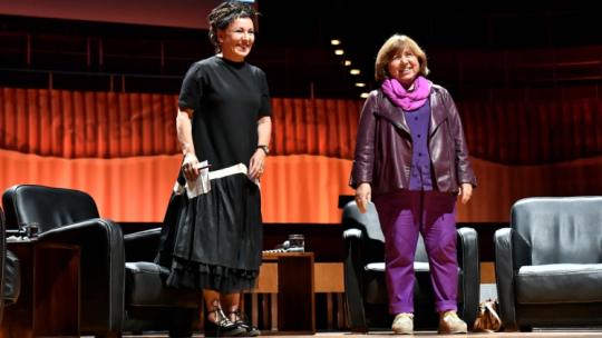 Wrocław, 15.07.2021. Laureatki Literackiej Nagrody Nobla, z 2015 r. Białorusinka Swietłana Aleksijewicz (P) i za 2018 r. Olga Tokarczuk (L) podczas spotkania w Narodowym Forum Muzyki we Wrocławiu, 15 bm. Spotkanie pod hasłem „Protest/Pratest” ma dotyczyć roli kobiet i wyzwań, z którymi muszą się mierzyć, a także wolności, odpowiedzialności i odwagi. Fot. PAP/M. Kulczyński