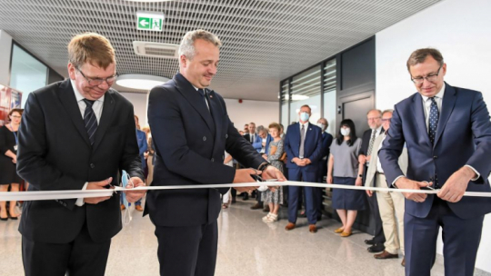 Bydgoszcz, 14.07.2021. Wojewoda kujawsko-pomorski Mikołaj Bogdanowicz (2L), dyrektor IPN w Bydgoszczy prof. dr hab. Mirosław Golon (L) oraz prezes IPN Jarosław Szarek (P) podczas uroczystego otwarcia nowej siedziby Delegatury IPN przy ul. Wincentyny Teskowej w Bydgoszczy. Fot. PAP/P. Skraba