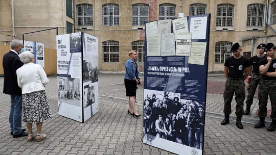 Wystawa „TU rodziła się opozycja. Między Czerwcem’76 a Sierpniem’80” w siedzibie Muzeum Żołnierzy Wyklętych i Więźniów Politycznych PRL w Warszawie. Fot. PAP/A. Zawada