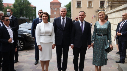 Prezydent RP Andrzej Duda (3P) z małżonką Agatą Kornhauser-Dudą (2P) oraz prezydent Republiki Litewskiej Gitanas Nauseda (5L) z małżonką Dianą Nausediene (4L) na Wawelu. Kraków, 11.07.2021. Fot. PAP/Ł. Gągulski